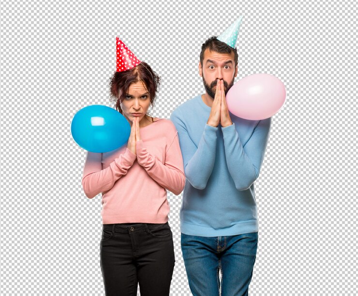 PSD couple avec des ballons et des chapeaux d&#39;anniversaire garde la paume ensemble. personne demande quelque chose
