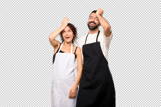 Couple de cuisiniers vient de réaliser quelque chose et a l&#39;intention de la solution
