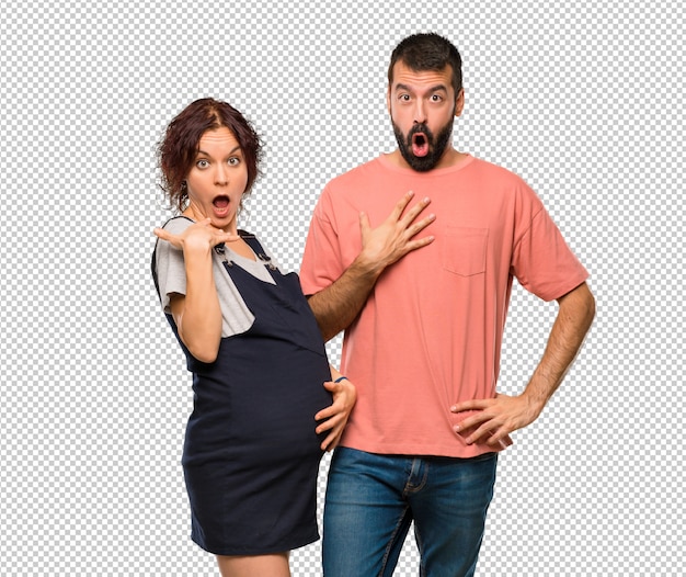 Couple Avec Femme Enceinte Surprise Et Choquée. émotion Faciale Expressive