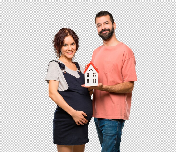 PSD couple avec une femme enceinte tenant une petite maison