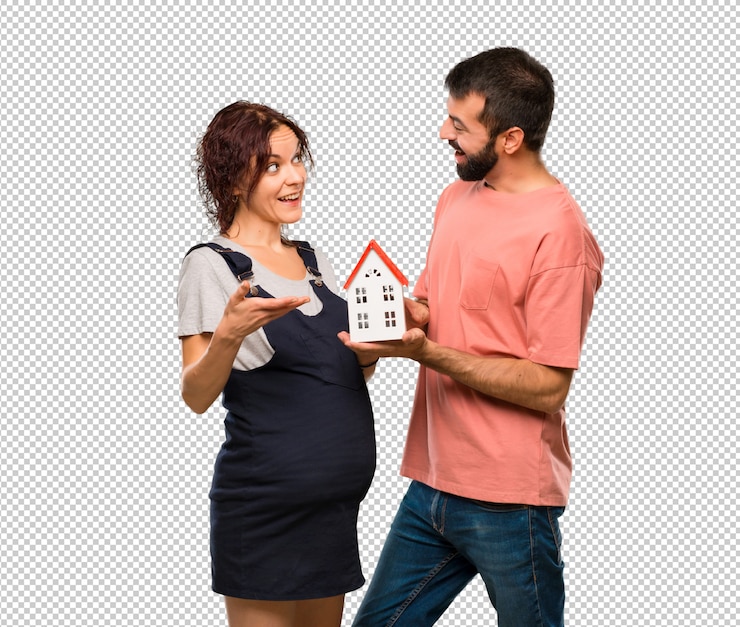 PSD couple avec une femme enceinte tenant une petite maison