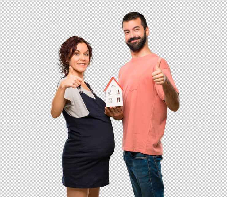 PSD couple avec une femme enceinte tenant une petite maison
