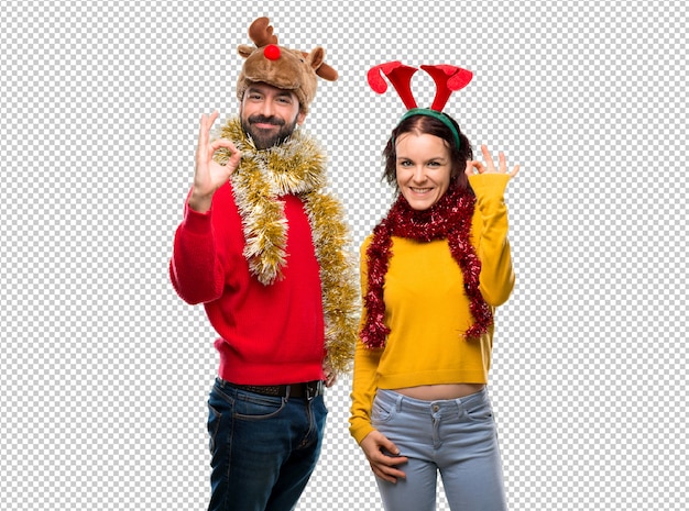 Couple Habillé Pour Les Vacances De Noël, Montrant Un Signe Ok Avec Les Doigts