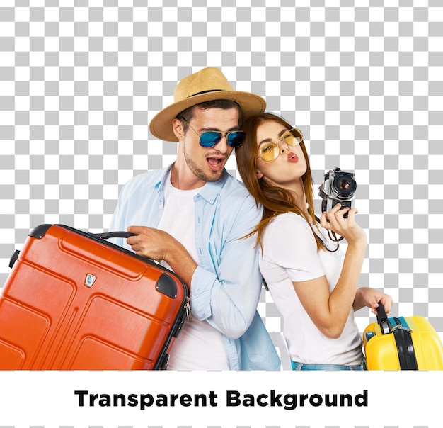 Un couple heureux prêt pour leurs vacances avec des bagages et une caméra.