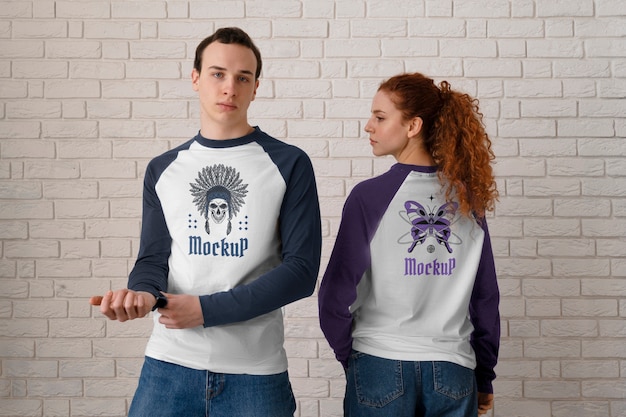 PSD couple portant une maquette de t-shirt raglan