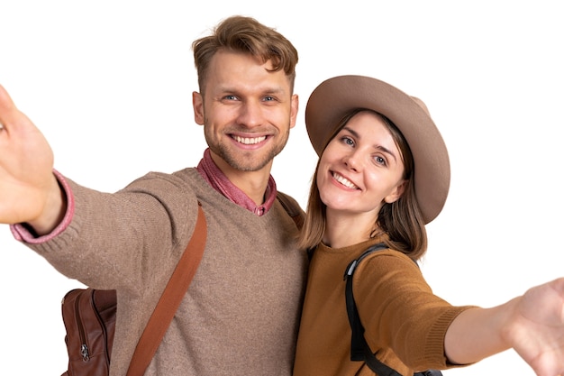 PSD couple prenant un selfie avant de voyager