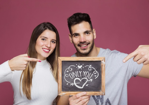 PSD couple présentant une maquette d'ardoise