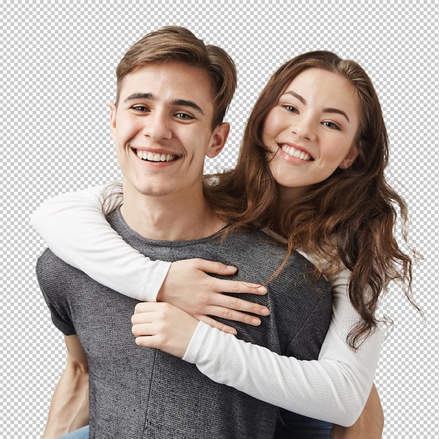 Un couple qui s'embrasse et rit près du mur.