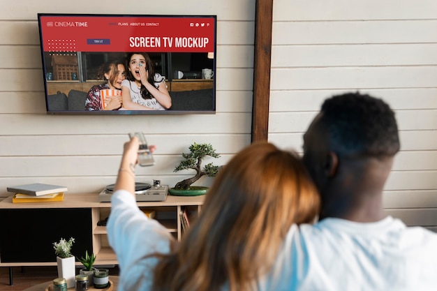 Couple regardant netflix sur un écran de télévision maquette