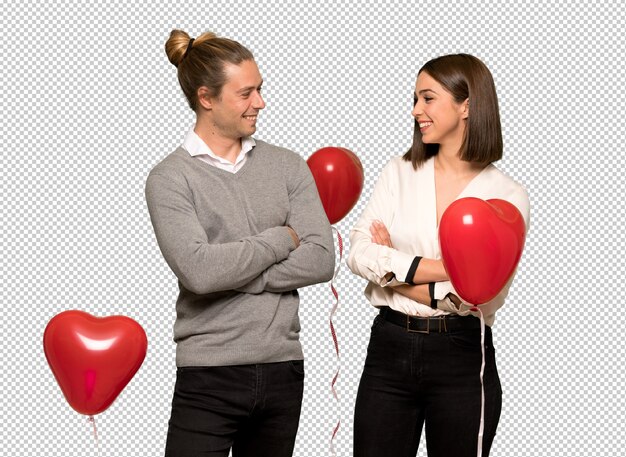 PSD couple en saint valentin, gardant les bras croisés en souriant