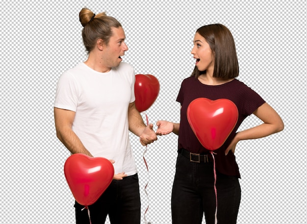 Couple En Saint Valentin Avec Surprise Et Expression Faciale Choquée