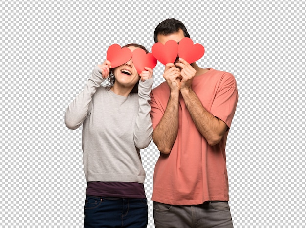 Couple en Saint Valentin tenant un symbole du coeur