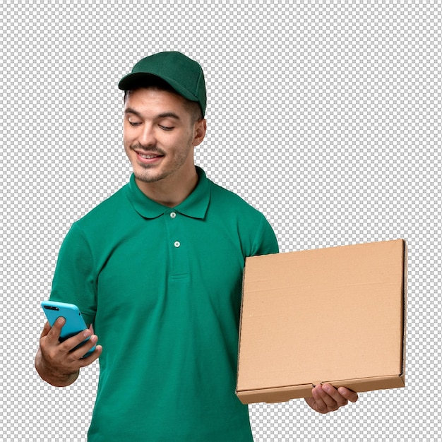 Courier masculino de uniforme verde segurando a caixa de comida e usando o telefone no fundo rosa.
