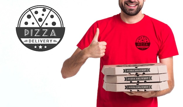 Courier pizza boy sosteniendo cajas y pulgares arriba