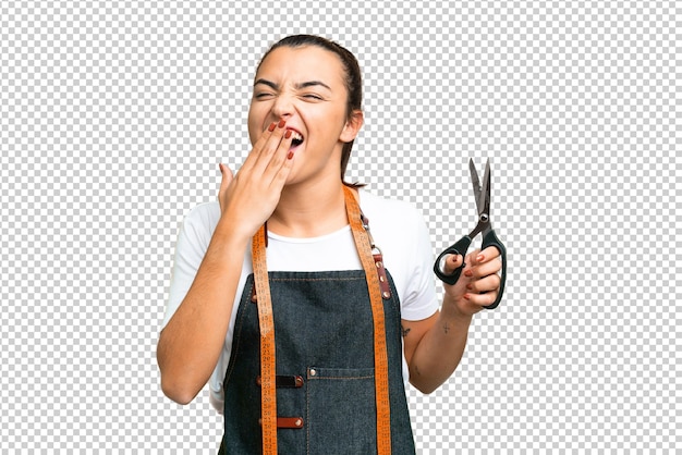 Une couturière sur un fond de clé chrome isolé heureuse et souriante couvrant la bouche avec la main