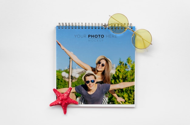 PSD couverture du couple heureux du concept de voyage bloc-notes