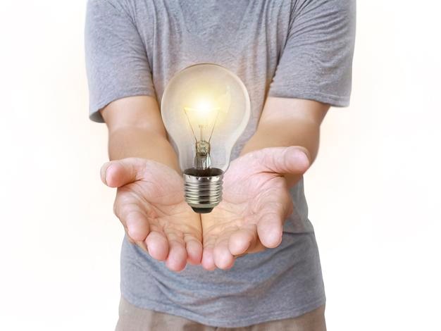 La créativité du concept avec des ampoules qui brillent brillantement transparentes
