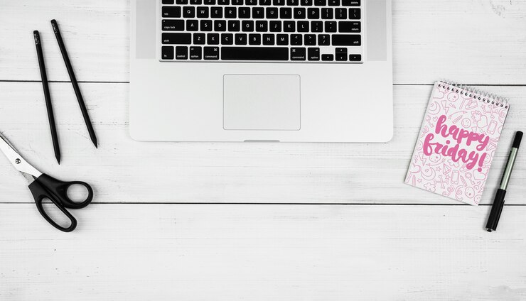PSD creativo social media e internet mockup con tastiera portatile