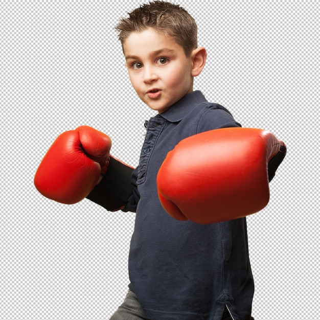 Criança brigando com luvas de boxe vermelhas