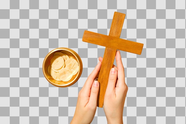 Croce in legno dell'Eucaristia di PNG in mano con un piatto di ostie isolate su sfondo bianco