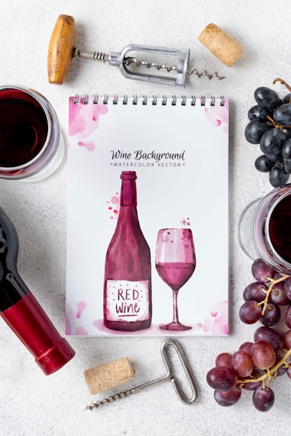 Cuaderno con botella de vino en la mesa