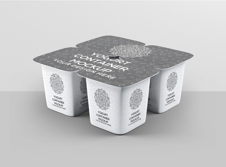 PSD cuatro contenedores de plástico para mockup de productos lácteos
