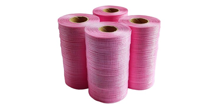 PSD cuatro rollos rosados de cinta adhesiva aislados sobre un fondo transparente