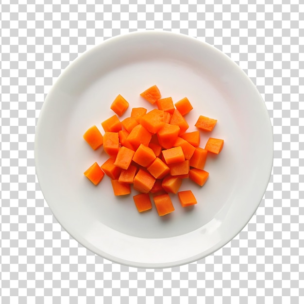 Cubo de zanahoria en una placa blanca aislada sobre un fondo transparente