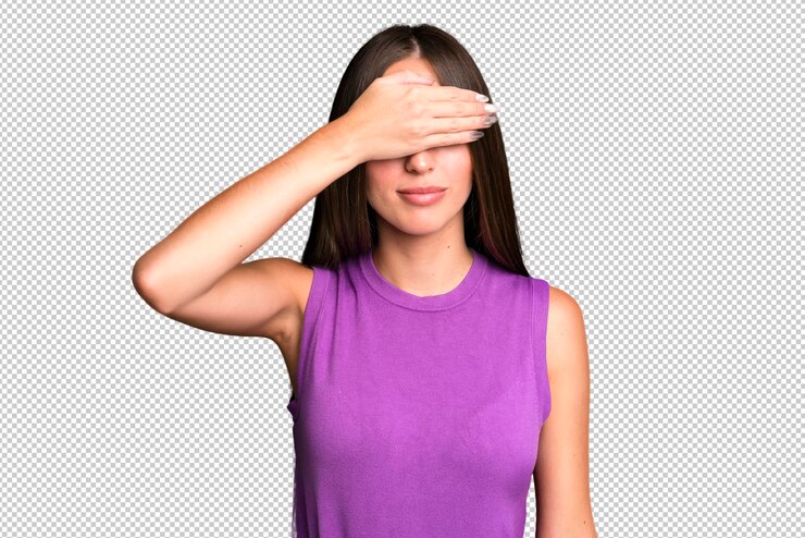 PSD cubrirse los ojos con una mano sintiéndose asustado o ansioso preguntándose o esperando ciegamente una sorpresa
