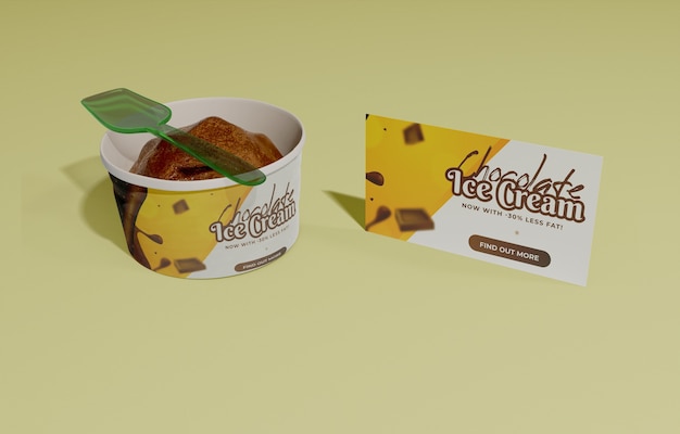 Cucchiaio e contenitore di plastica con gelato al cioccolato
