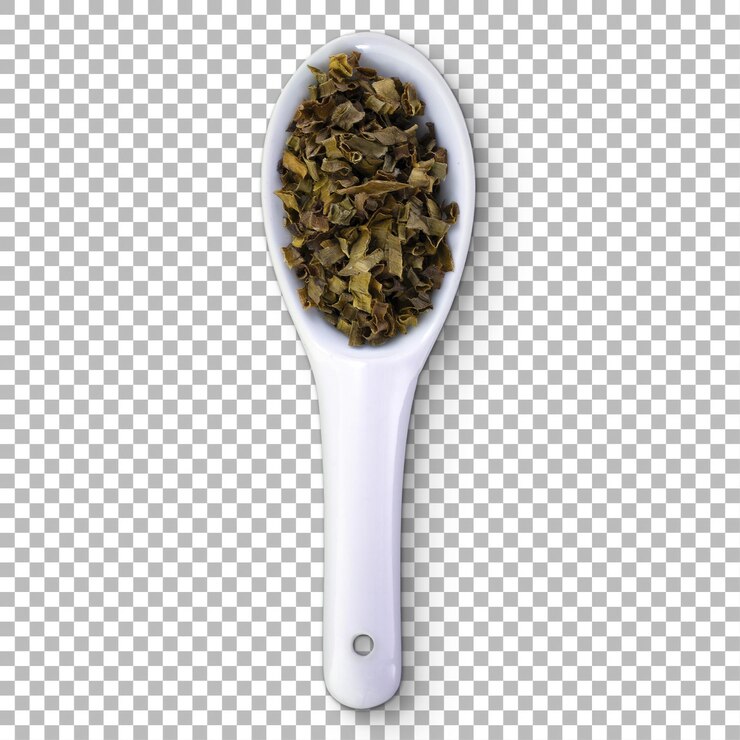 PSD una cuchara blanca llena de hierbas secas que muestran su textura y color para uso culinario