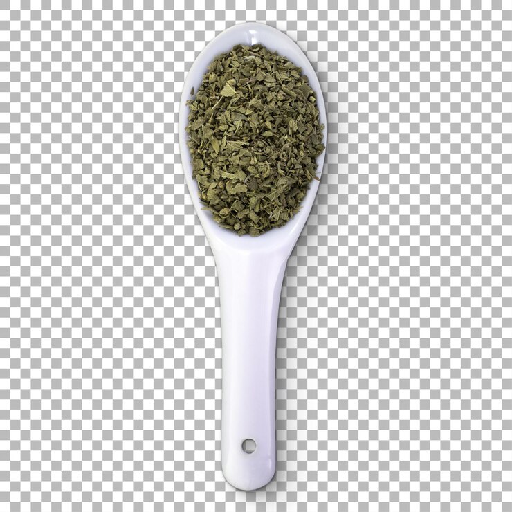 PSD una cuchara blanca llena de hojas de orégano secas comúnmente utilizadas como condimento en la cocina