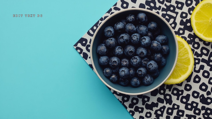 PSD un cuenco azul de arándanos y rebanadas de limón en un placemat con patrones