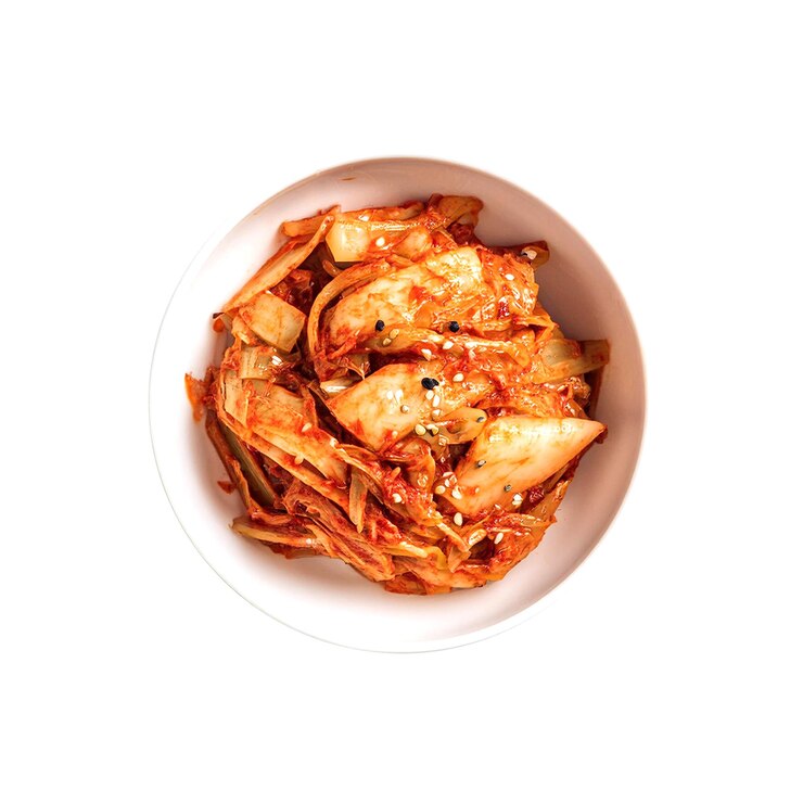 Un cuenco de comida coreana kimchi en un fondo transparente