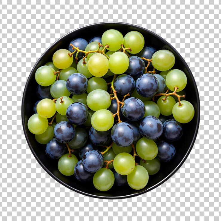 PSD cuenco negro de uvas verdes y púrpuras sobre un fondo transparente