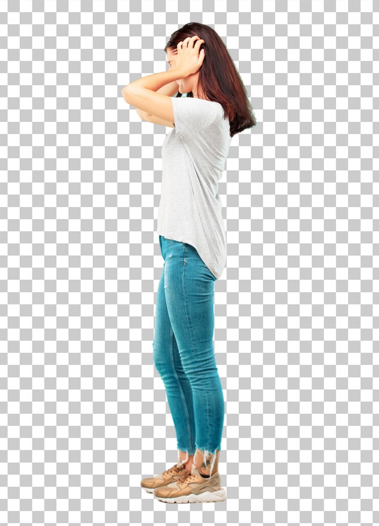 PSD cuerpo completo de niña bonita con ambas manos cubriendo las orejas para proteger