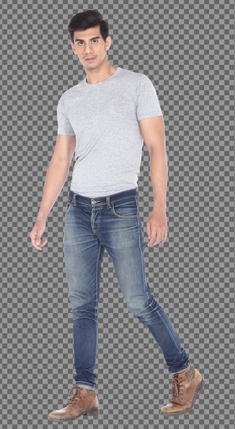 Cuerpo de cuerpo entero 20s Caucásico Hombre cabello negro usar camisa gris casual y caminar de pie, aislado. Hombre musculoso de piel bronceada caminando de pie mirando a la cámara las manos de los brazos cruzados, fondo blanco.