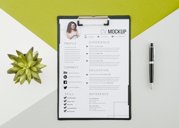 Curriculum vitae moderno vista dall'alto con mock-up