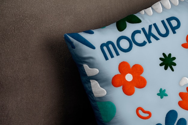 Cuscino mock-up design con motivo floreale