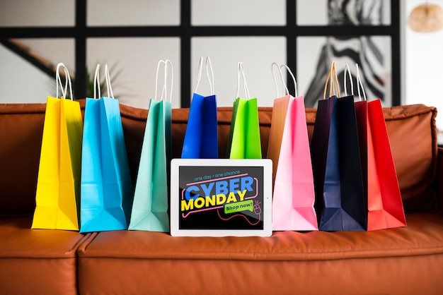 Cyber segunda-feira banner com sacos de papel colorido