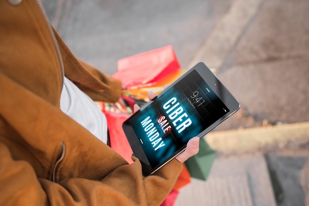 Cyber segunda-feira mockup com mulher segurando o tablet