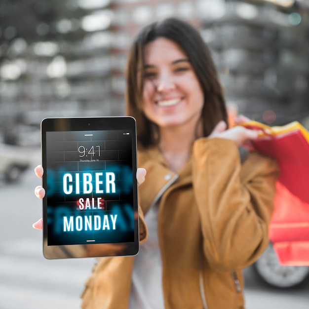 Cyber segunda-feira mockup com mulher segurando o tablet