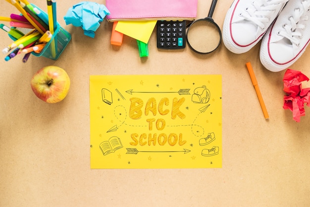 PSD de volta à escola maquete com papel amarelo