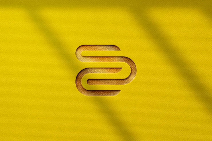 PSD deboss logo mockup auf gelb gefärbtem hintergrund