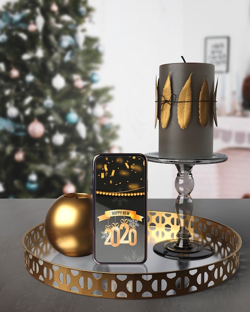Dekorationen auf Behälter neben Telefon mit Mitteilung für neues Jahr