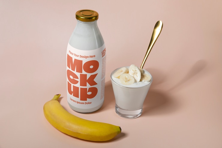 PSD une délicieuse banane et un yogourt.