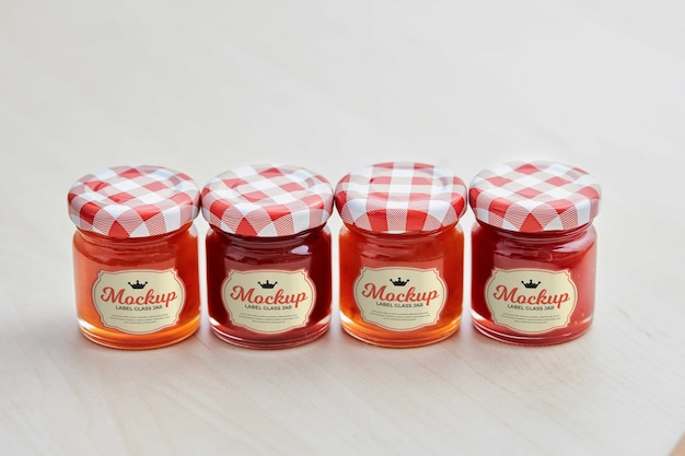 Délicieuse confiture dans un bocal en verre avec étiquette