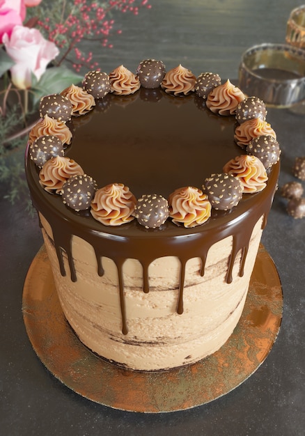Un délicieux gâteau avec une maquette de texte.
