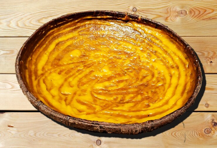 PSD deliciosa tarte dourada caseira em uma mesa de madeira