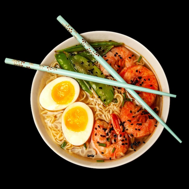 Deliciosa tigela de camarão Ramen com noodle, ovo e ervilha
